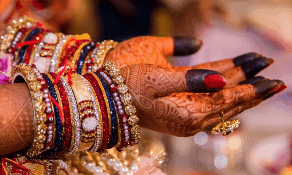 fresh-flower-jewellery:-the-perfect-touch-for-every-bride